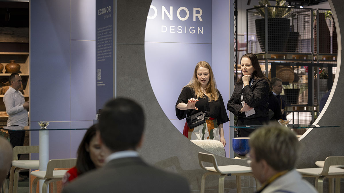 The designer of econor design at the Ambiente stand in Frankfurt with the editor-in-chief of Hungarian ELLE Decoration